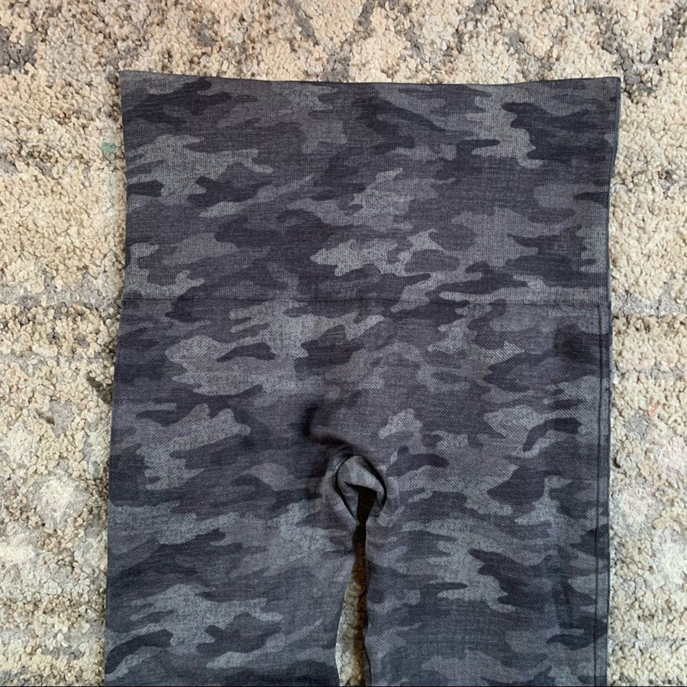 Spanx Gray Camo Look At Me Now Leggings Small - Picture 4 of 8